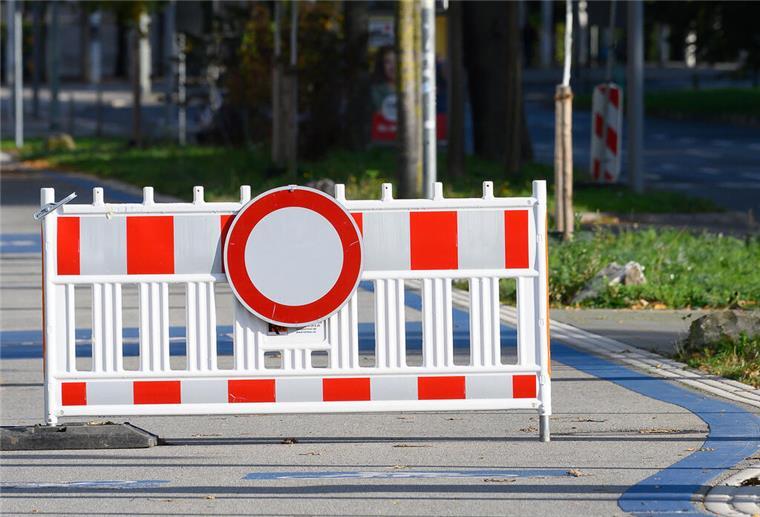 Straße in Kleinensiel wird am 8. Juli gesperrt Eine Straßensperre steht auf einer Straße.