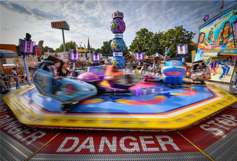 Karussell (Fahrgeschäft) auf dem Jahrmarkt in Bremerhaven