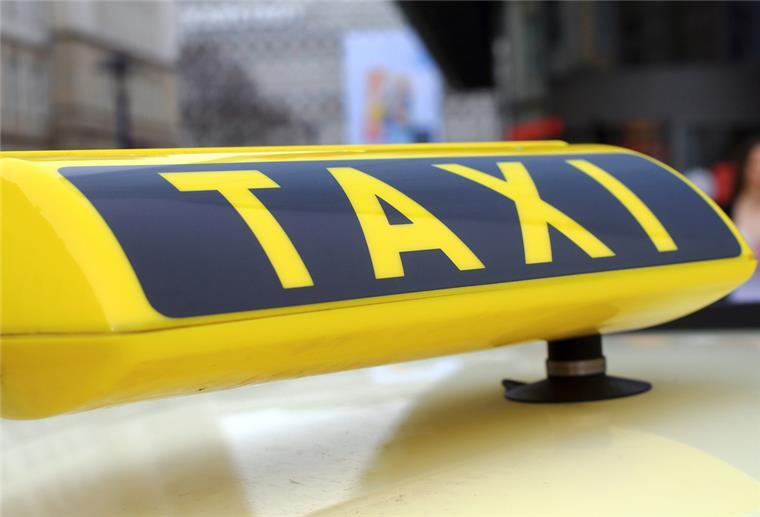 Unglaublich! Taxifahrer mit 2,5 Promille chauffiert Fahrgäste Taxischild