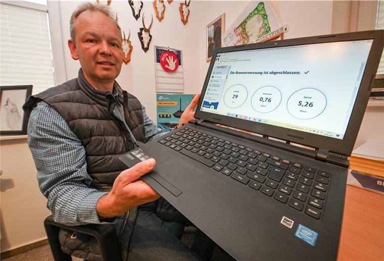 Internetausfälle: Kührstedter sind gefangen in der Warteschleife Ein Mann hält seinen Laptop in die Kamera.