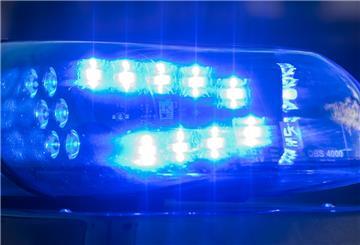 Das Blaulicht auf einem Fahrzeug der Polizei leuchtet in der Dunkelheit. 