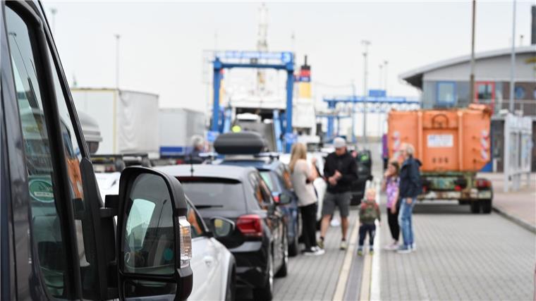In langen Schlangen warten Pkws am Borkumkai auf die Fähre für die Überfahrt nach Borkum.