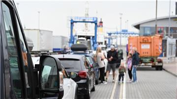 In langen Schlangen warten Pkws am Borkumkai auf die Fähre für die Überfahrt nach Borkum.