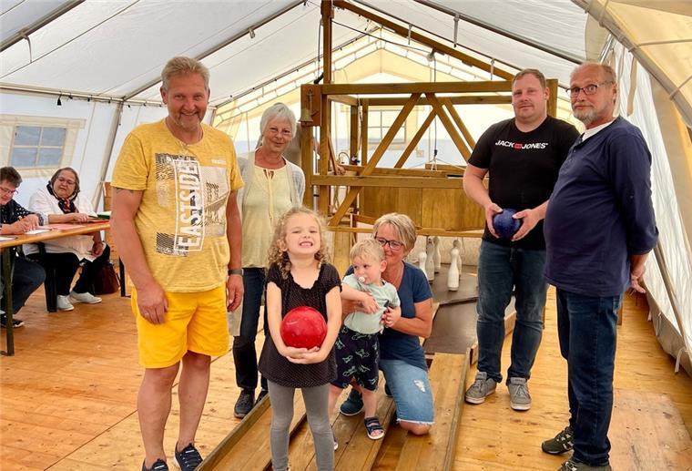 Langwarden: Jeder kann sein Glück beim Luftkegeln versuchen In Langwarden können alle Altersgruppen kegeln. Rund zehn Meter lang ist die Holzbahn in Langwarden.