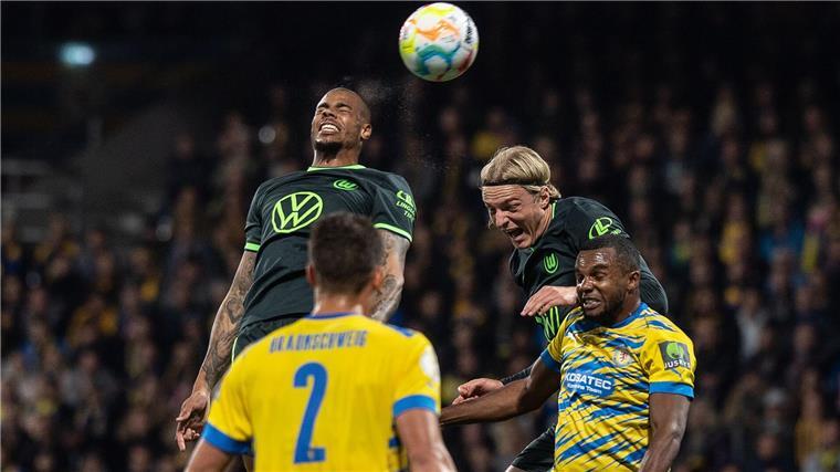 Zu Nmecha: Bornauw wechselt von Wolfsburg nach Leeds In Leeds wieder vereint: Lukas Nmecha und Sebastiaan Bornauw