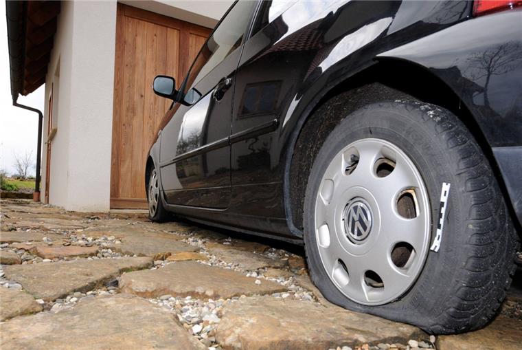 Lehe: Unbekannte schlitzen Autoreifen auf In Lehe haben Unbekannte mehrere Autoreifen zerstochen.