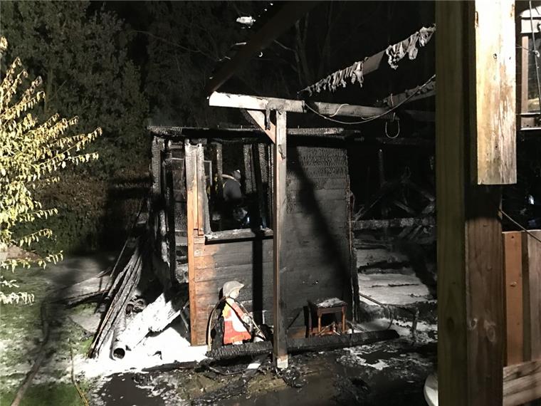 In Lehe brennen drei Gartenlauben gleichzeitig In Lehe haben wieder Gartenlauben gebrannt.