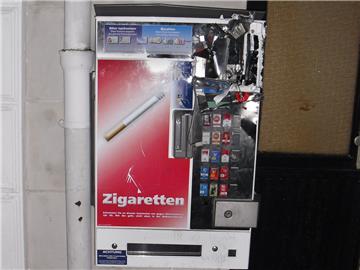 In Lehe hat ein 24-Jähriger einen Zigarettenautomaten schwer beschädigt.