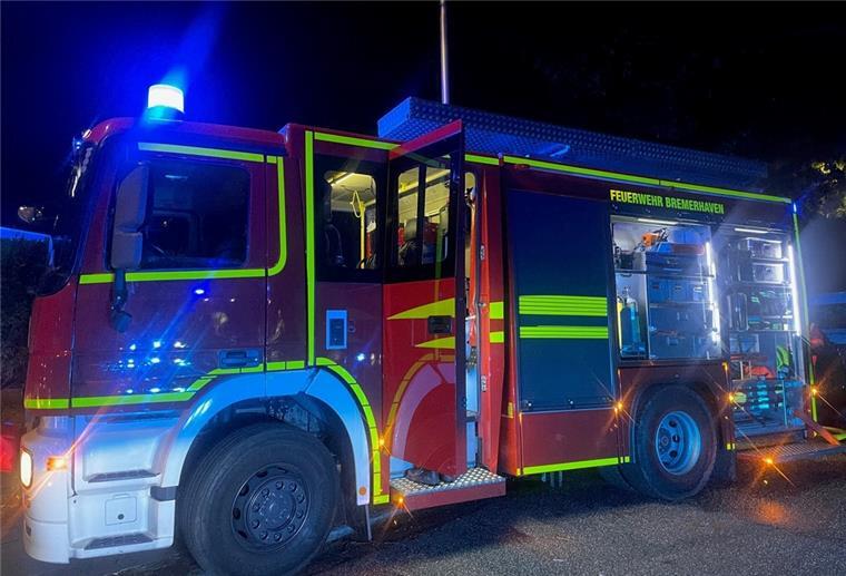 Bremerhaven: Vier Reihenhäuser nach Brand unbewohnbar Bremerhavener Feuerwehr im Einsatz