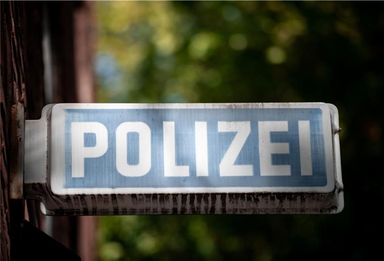 Spielpark Leherheide: Bauzaun demoliert Ein Schild, auf dem «Polizei» steht, hängt an einer Wache in Oberhausen.