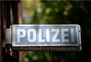  Ein Schild, auf dem «Polizei» steht, hängt an einer Wache in Oberhausen.