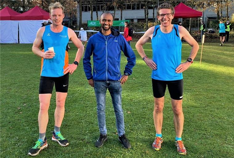 Jörg Brunkhorst aus Nordenham ist Bezirksmeister im Crosslauf In Lingen wurden (von links) Torsten Bruns, Abiel Hailu und Jörg Brunkhorst von der SG akquinet Lemwerder Bezirksmeister.