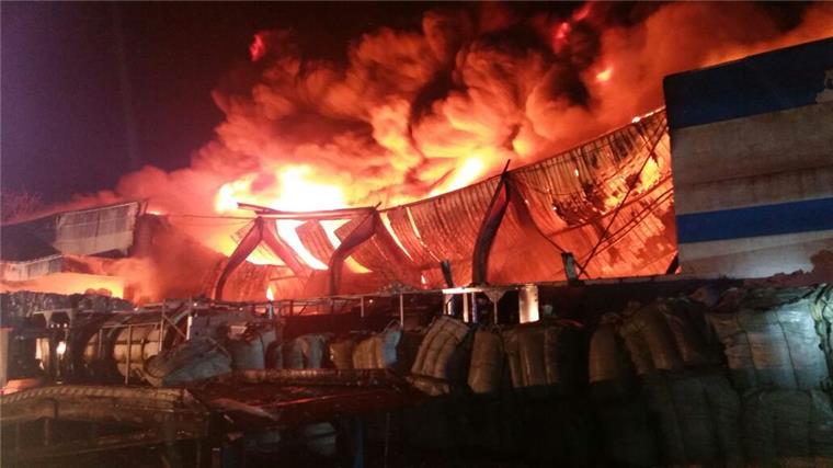 Große Lagerhalle in Loxstedt steht in Flammen In Loxstedt hat eine Lagerhalle gebrannt.