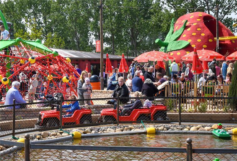 Besucher in Karls Erlebnis-Dorf in Loxstedt nutzen die Attraktionen. In Loxstedt hat Mitte Mai Karls Erlebnis-Dorf eröffnet. Nicht nur hier erfreuen sich die Freizeitparks großer Beliebtheit.