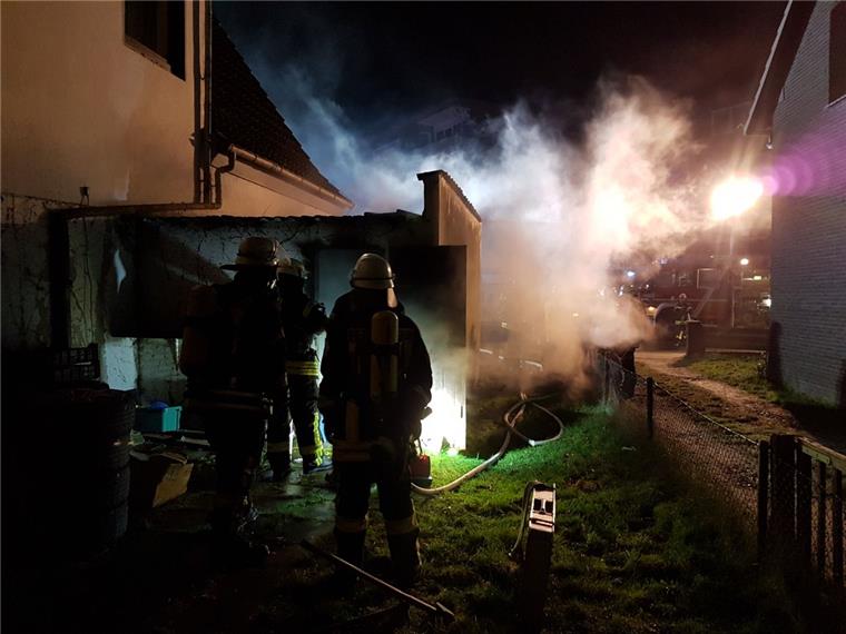 Großeinsatz in Loxstedt: Feuer bricht in Garage aus In Loxstedt ist ein Feuer in einer Garage ausgebrochen.