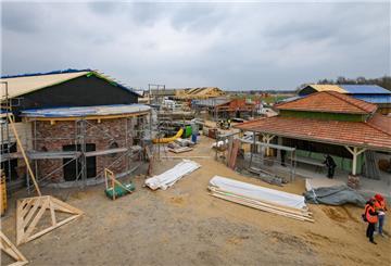 Blick auf die Arbeiten in Karls Erlebnisdorf. Der Freizeitpark in Loxstedt soll am 15. Mai eröffnen. Auch die Kosten stehen nun fest.