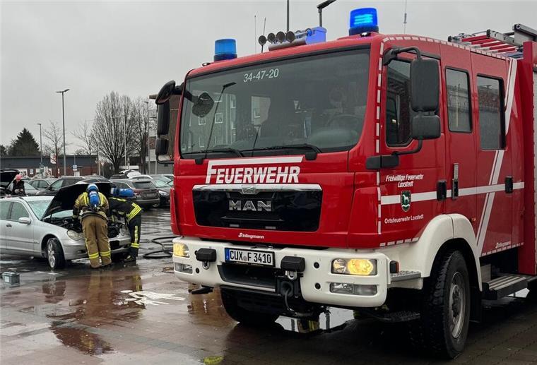 Auto brennt in Loxstedt In Loxstedt musste die Feuerwehr zu einem Fahrzeugbrand ausrücken.