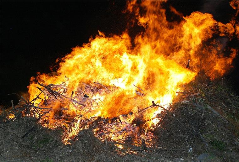 In Loxstedt sind keine privaten Osterfeuer mehr erlaubt. Eine Anlieferung von Buschwerk an Abbrennplätze ist nicht möglich.