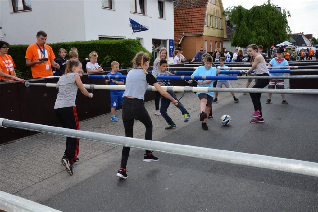 In Loxstedt verwandelten sich die Besucher in einen menschlichen Kicker. Foto: Seelbach