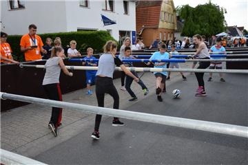 In Loxstedt verwandelten sich die Besucher in einen menschlichen Kicker. Foto: Seelbach