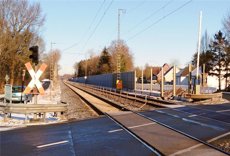 Bremerhaven-Bremen: Bahnpendler brauchen Geduld In Loxstedt werden Lärmschutzwände gebaut, wie hier am Bahnübergang Hohewurthstraße.
