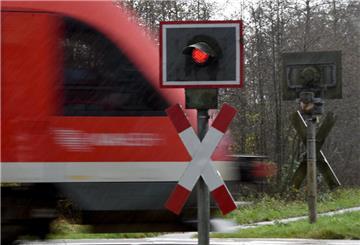 Ein Zug fährt am 19.11.2015 in Garding (Schleswig-Holstein) über einen unbeschrankten Bahnübergang. 