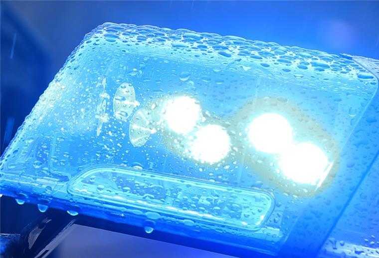 Überfall in Loxstedt: Imbiss-Chef wird mit Schusswaffe bedroht Blaulicht auf Polizeiwagen.
