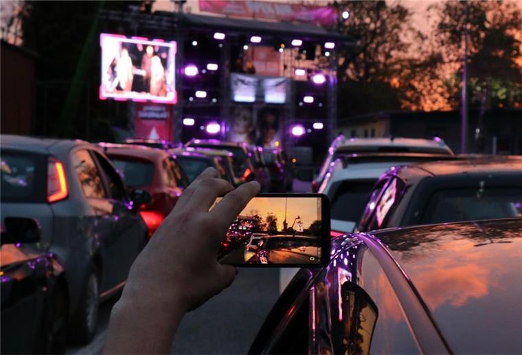 Lüdingworth: Wo die Autos tanzen In Lüdingworth trafen sie sich am Samstag mehrere hundert Partygänger zur Autodisco und sorgten so für ein alternatives Clubfeeling.