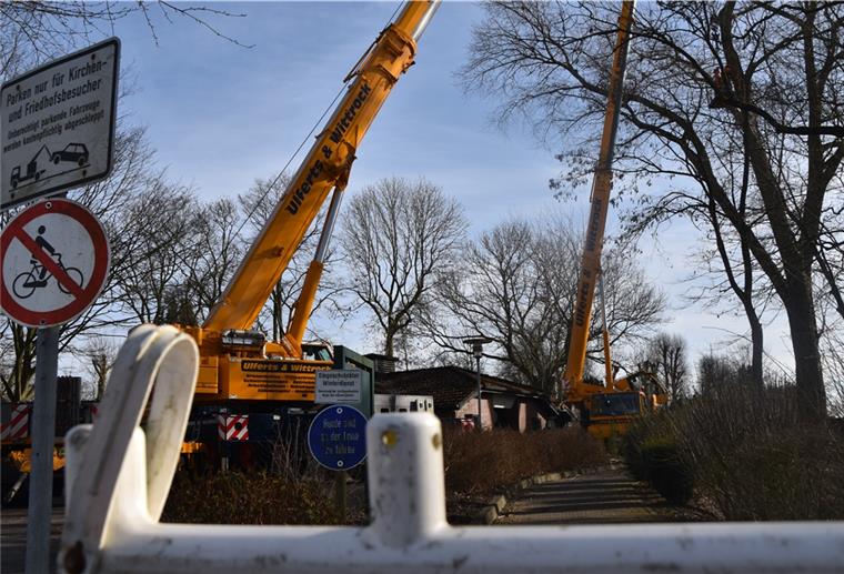 Nordenham: Pappel auf Friedhof Atens wird gefällt In luftiger Höhe: Am Eingang Bauernweg des Friedhof Atens in Nordenham wird eine gut 35 Meter hohe Pappel stückweise abgesägt. Die Arbeiter schweben in einem Korb rund 30 Meter über dem Boden. Ein zweiter Kran sichert die Äste die abgesägt werden und hebt sie auf den kleinen Bauhof nebenan. Es sollen auch noch drei Linden gefällt werden, die krank sind.