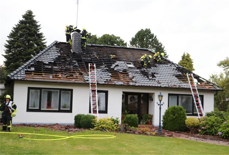 Feuerwehr löscht Dachstuhlbrand in Lunestedt In Lunestedt hat ein Einfamilienhaus gebrannt.