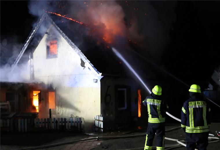 Lunestedt: Feuer zerstört Einfamilienhaus In Lunestedt ist am Dienstagabend ein Einfamilienhaus abgebrannt.
