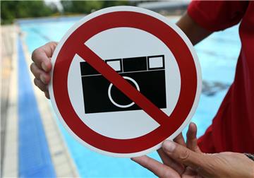 In manchen Schwimmbädern gilt ein striktes Fotografierverbot.  