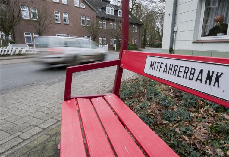 Darum funktionieren die Tarmstedter Mitfahrerbänke noch nicht richtig In mehreren Dörfern der Samtgemeinde Tarmstedt stehen schon Mitfahrerbänke. Diese hier ist in Wilstedt zu finden.