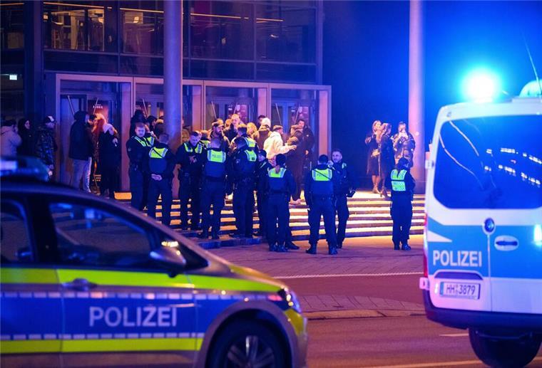 TikTok-Challenge? Randalierer provozieren Abbruch von „Creed III“ Polizisten stehen während des Einsatzes mit Besuchern vor einem Kino. I