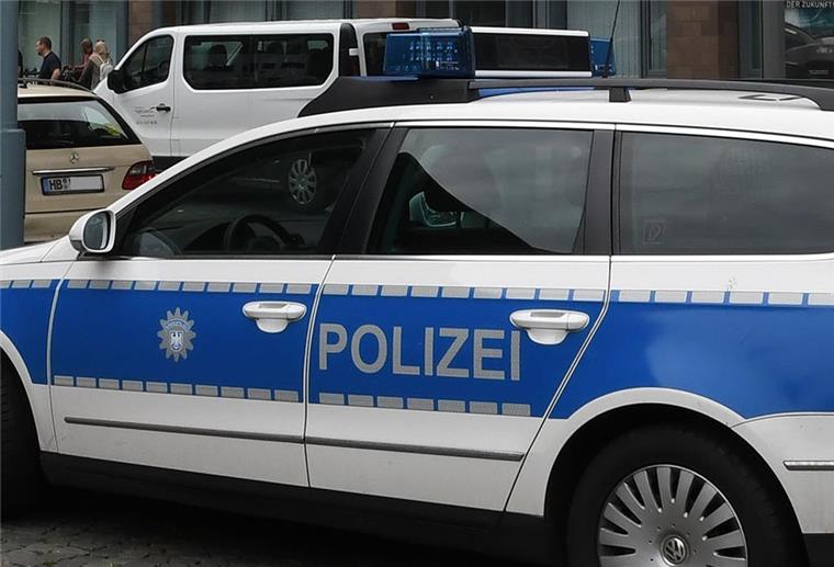 18-Jährige aus dem Cuxland fährt Baum um und flüchtet In Midlum fand die Polizei ein herrenloses Fahrzeug.