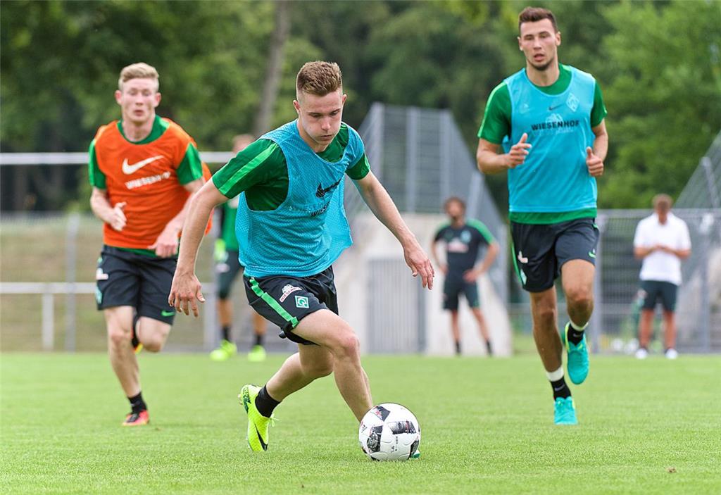 In Neuruppin wird nicht nur Kondition gebolzt, sondern natürlich auch Fußball ge...