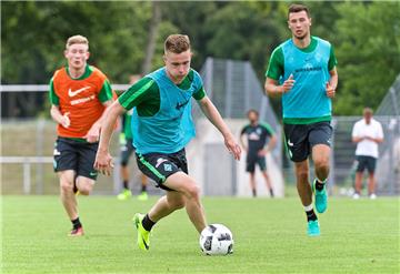 In Neuruppin wird nicht nur Kondition gebolzt, sondern natürlich auch Fußball ge...