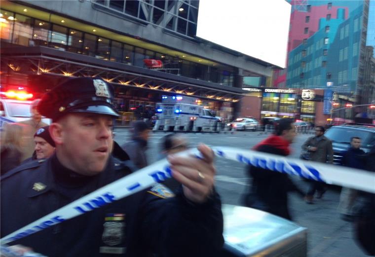 New York - Bürgermeister: Explosion war versuchter Terroranschlag In New York (USA) soll eine Explosion in der Nähe eines Bus-Terminals mehrere Menschen verletzt haben.
