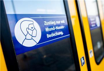 Ein Schild mit der Aufschrift «Zustieg nur mit Mund-Nasen-Bedeckung.» klebt an der Zugtür einer Regio-S-Bahn