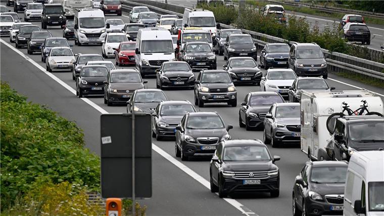 Mehr Autos in Niedersachsen - Wolfsburg bundesweit vorn In Niedersachsen fahren viele Autos. Das führt manchmal zu Stau. (Symbolbild)