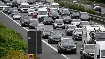 In Niedersachsen fahren viele Autos. Das führt manchmal zu Stau. (Symbolbild)