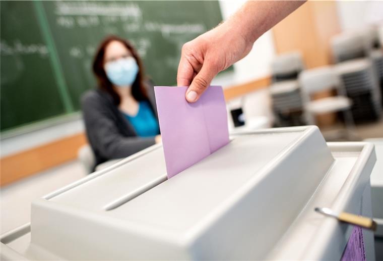 Kommunalwahl Niedersachsen: Wahlbeteiligung von 44 Prozent Ein Wähler wirft in einem Wahllokal, das im Klassenraum einer Schule untergebracht ist, seinen Stimmzettel für die Kommunalwahl in die Wahlurne.