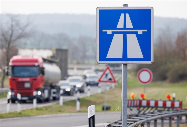 Die A27 ist kein Einzelfall: Marode Brücken drohen Verkehr in Niedersachsen zu lähmen In Niedersachsen gibt es rund 2700 Brücken im Straßennetz des Bundes und rund 2100 Brücken in dem des Landes.