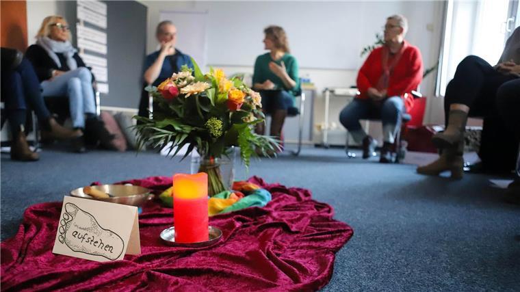 Hospizbegleitungen wieder auf Vor-Corona-Niveau In Niedersachsen gibt es rund 4.500 Ehrenamtliche in der Palliativ- und Hospizarbeit, die vorher Schulungen durchlaufen haben.
