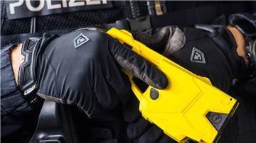 In Niedersachsen haben nur wenige Polizisten Taser als Abwehrwaffe. Andere Länder haben dagegen alle Beamten damit ausgestattet.Arnold/dpa