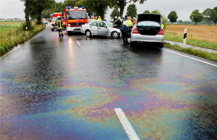 Kampagne gegen steigende Unfallzahlen Verkehrsunfall auf Bundestraße