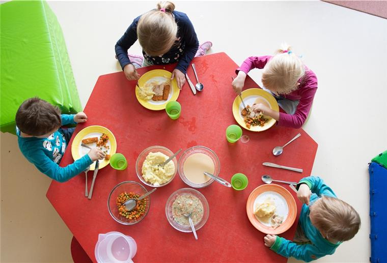 In Niedersachsen könnte es bald für mehr Kinder eine Rückkehr in die Kita geben.