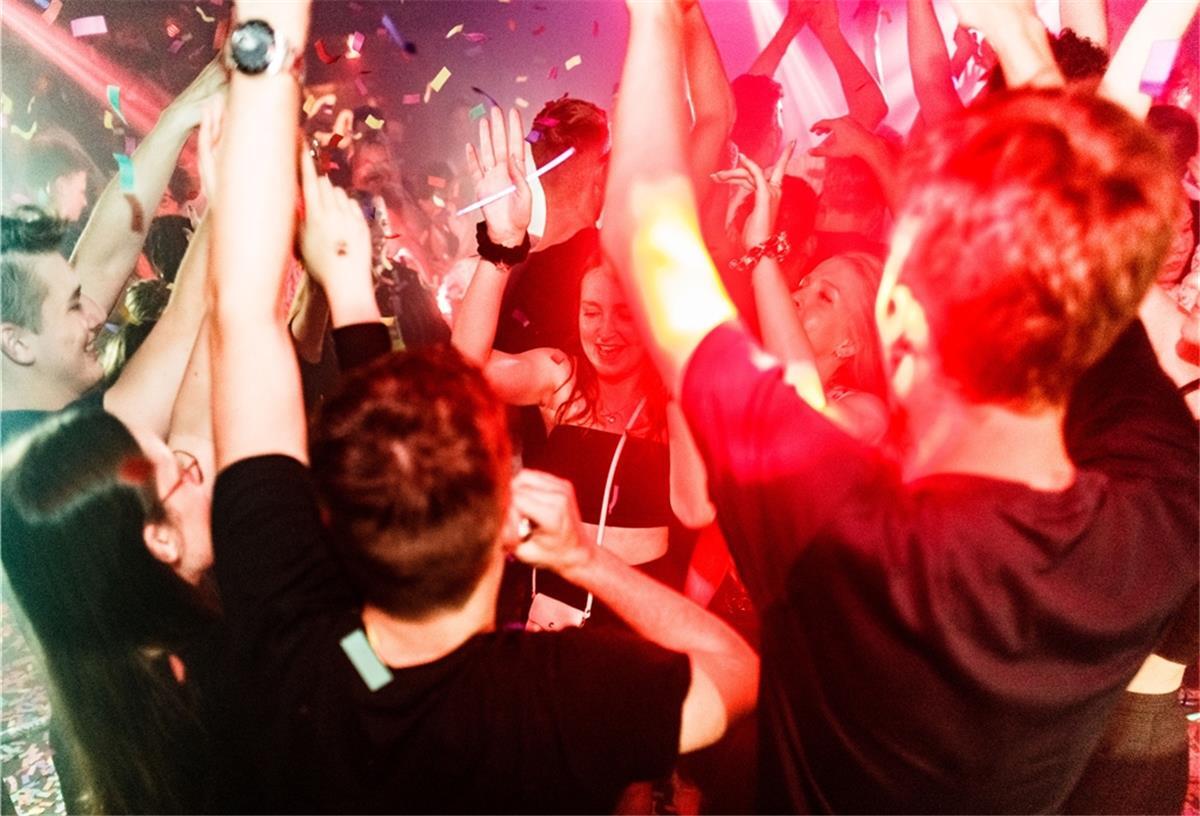 Klage gegen Diskotheken-Schließung Besucher tanzen in der Diskothek
