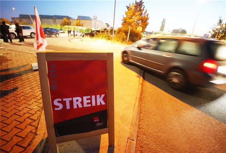 Wieder Warnstreiks im öffentlichen Dienst Schild an einer Straße