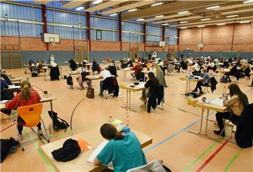 In Niedersachsen soll die erste Abiturprüfung am 19. April im Fach Geschichte geschrieben werden.